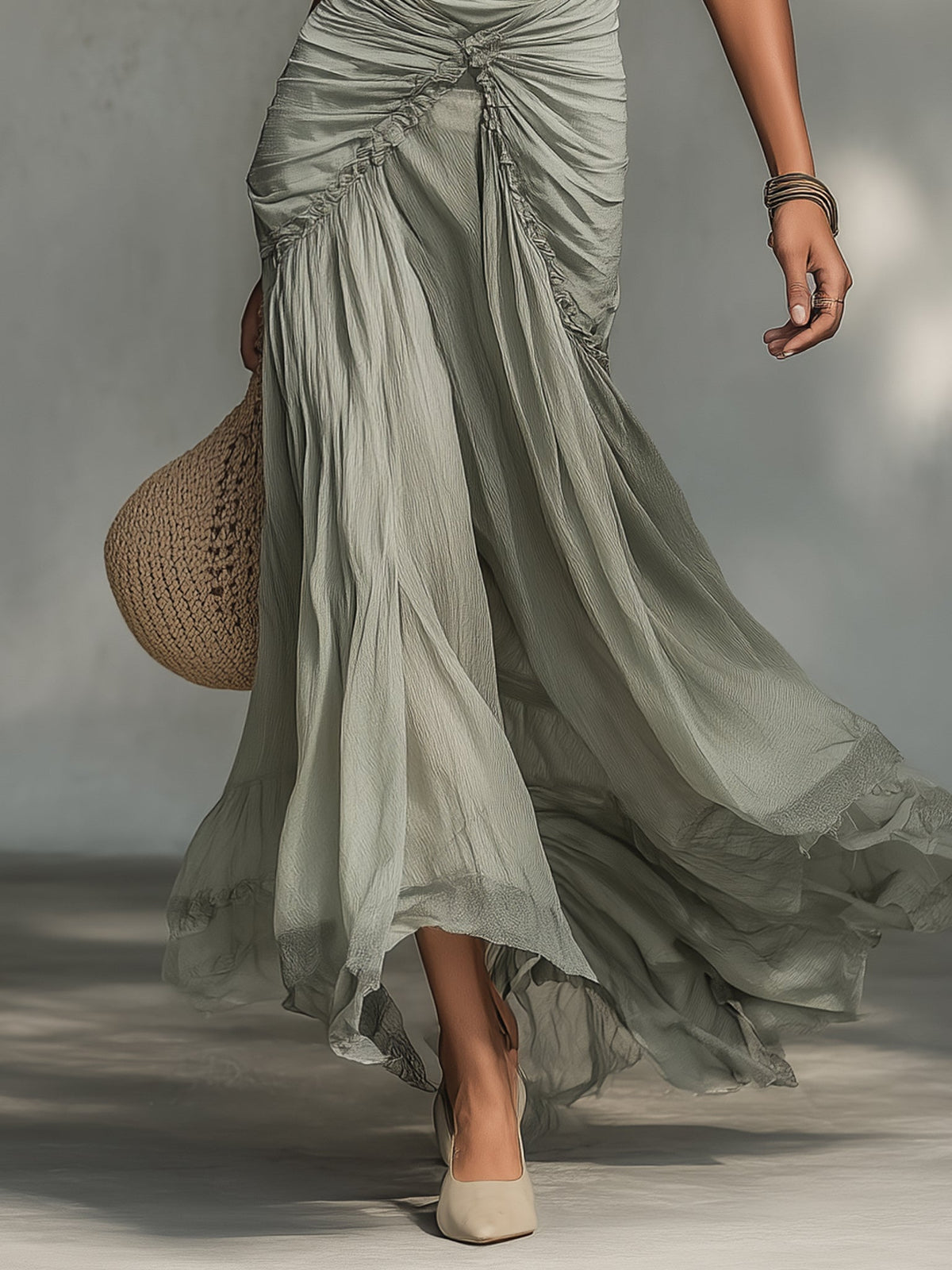 Vestido maxi gris de tela elástica y gasa