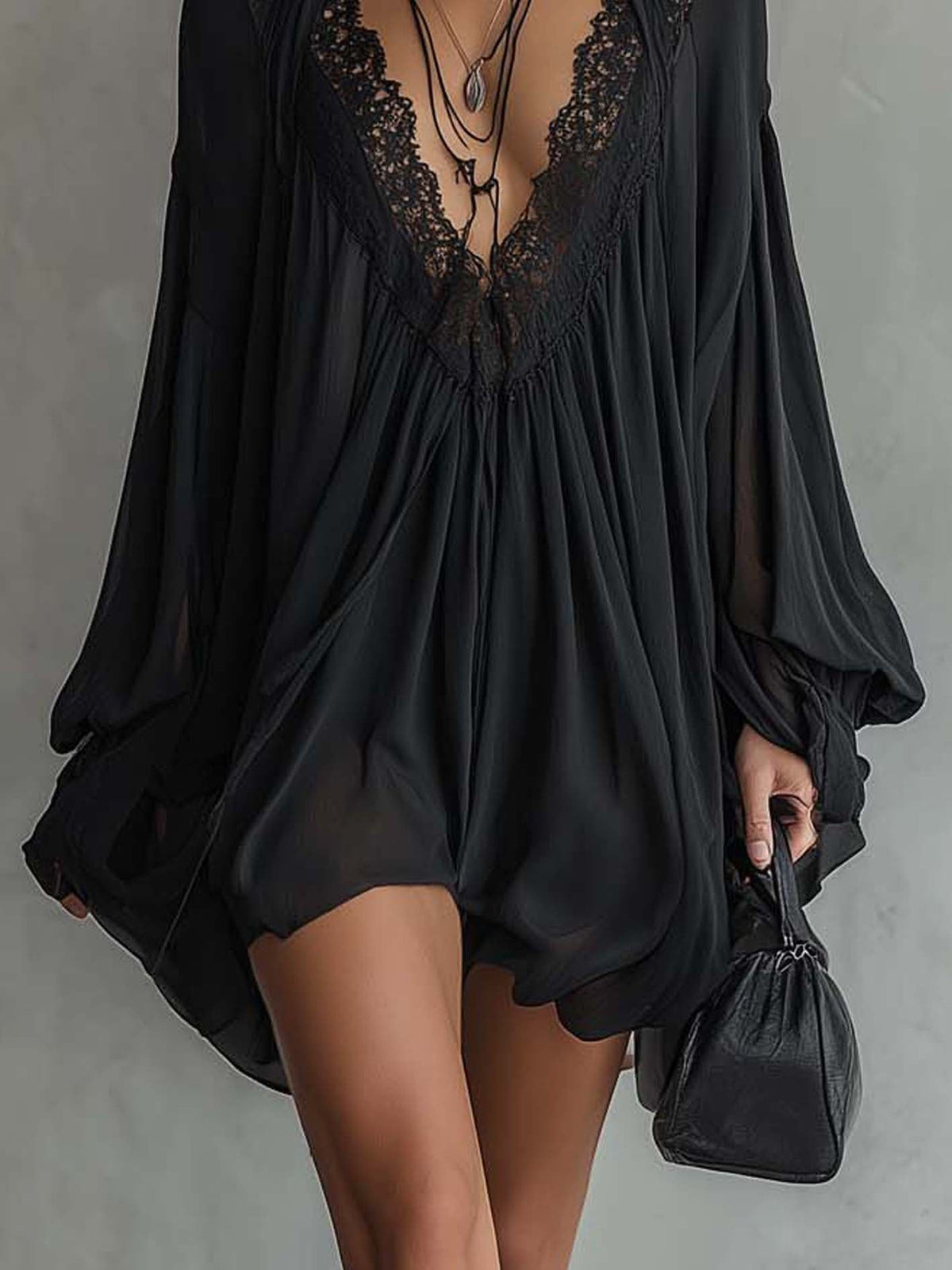 Vestido corto negro de encaje con espalda descubierta