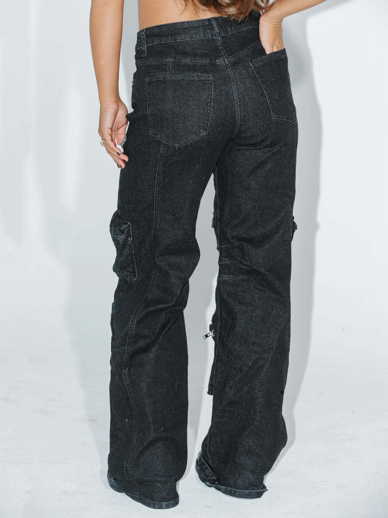 Jeans cargo con strass recortados