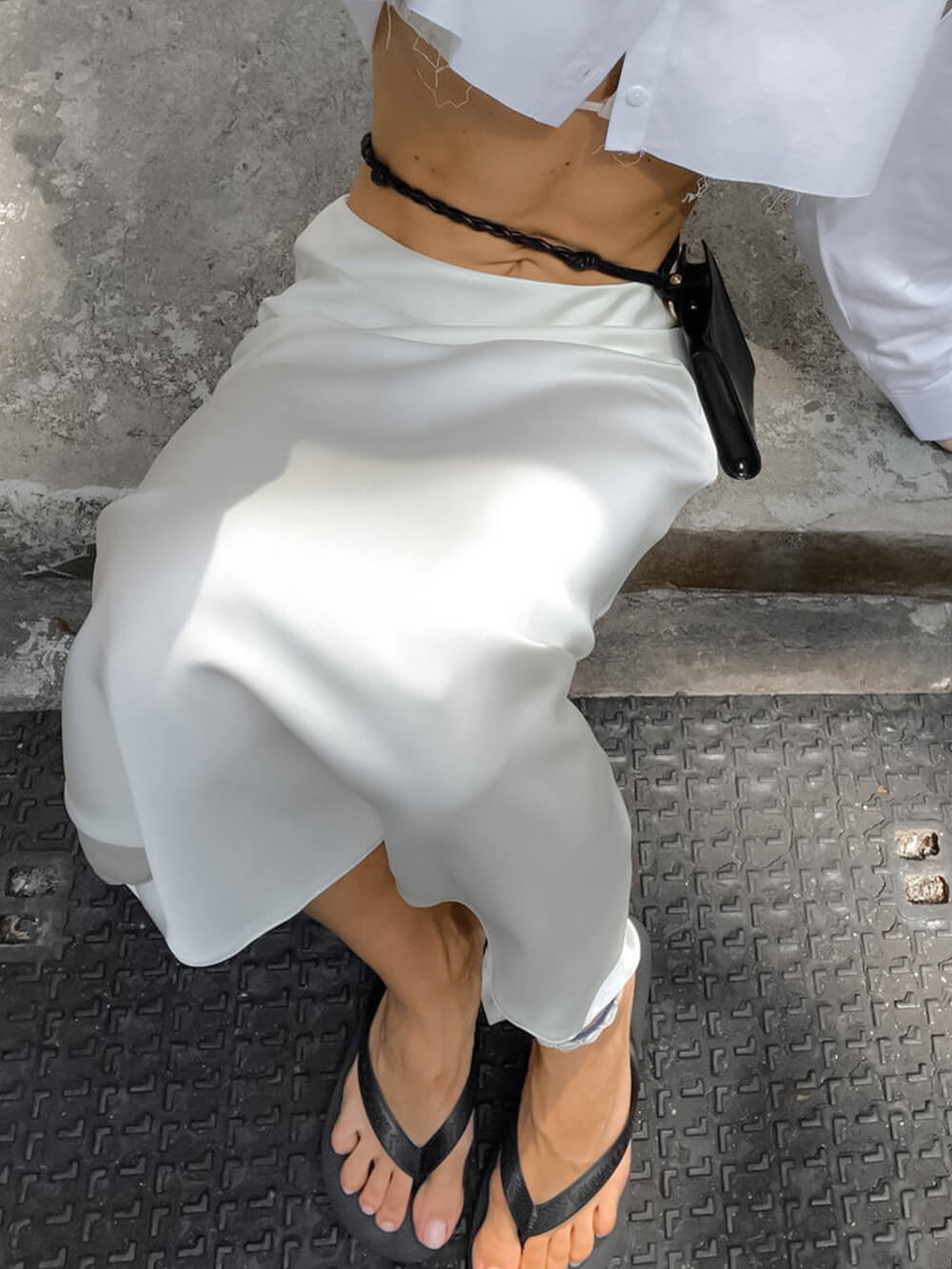 Falda ajustada con abertura en la cadera y cintura alta
