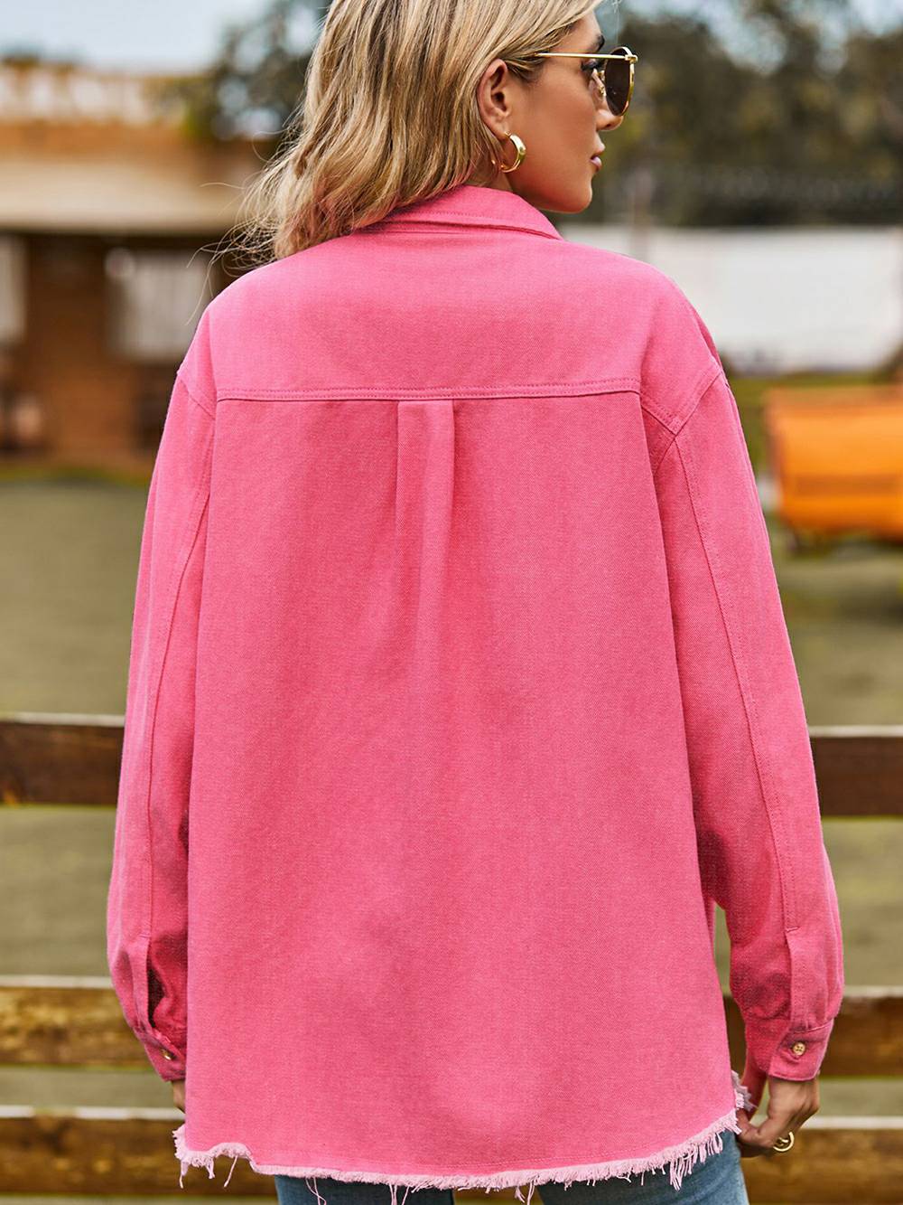 Chaqueta rosa acolchada con bolsillo en el pecho