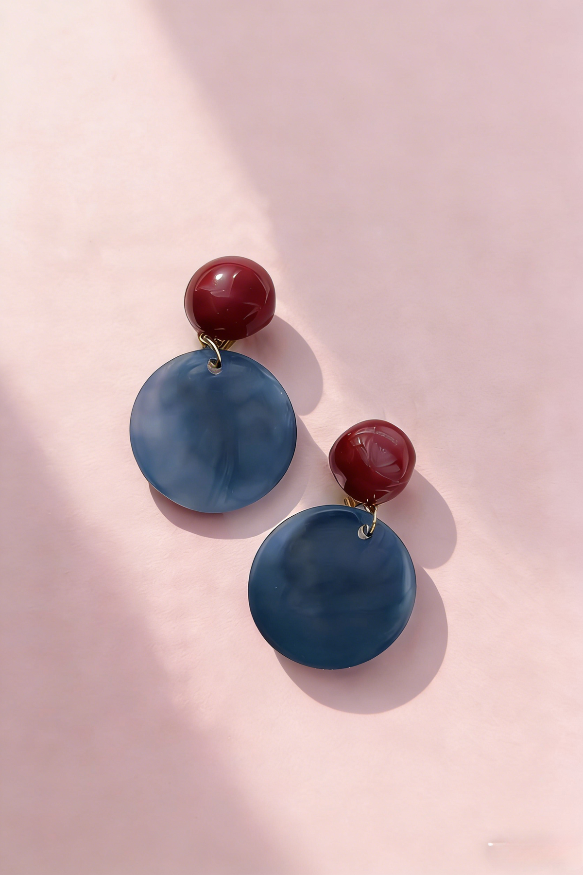 Pendientes redondos vintage nublados en rojo y azul