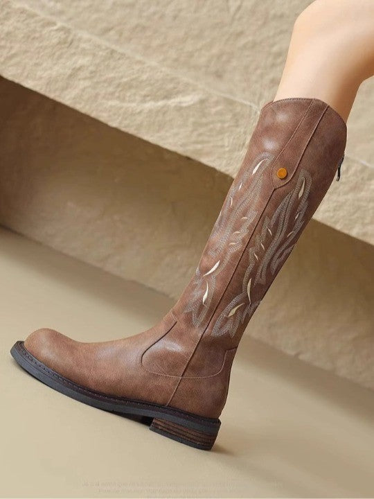Botas largas marrones con cremallera trasera bordada