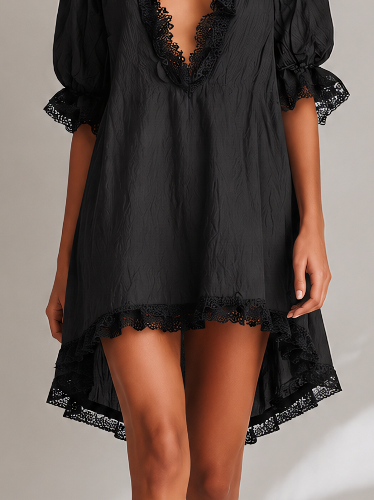 Vestido corto con volantes y encaje