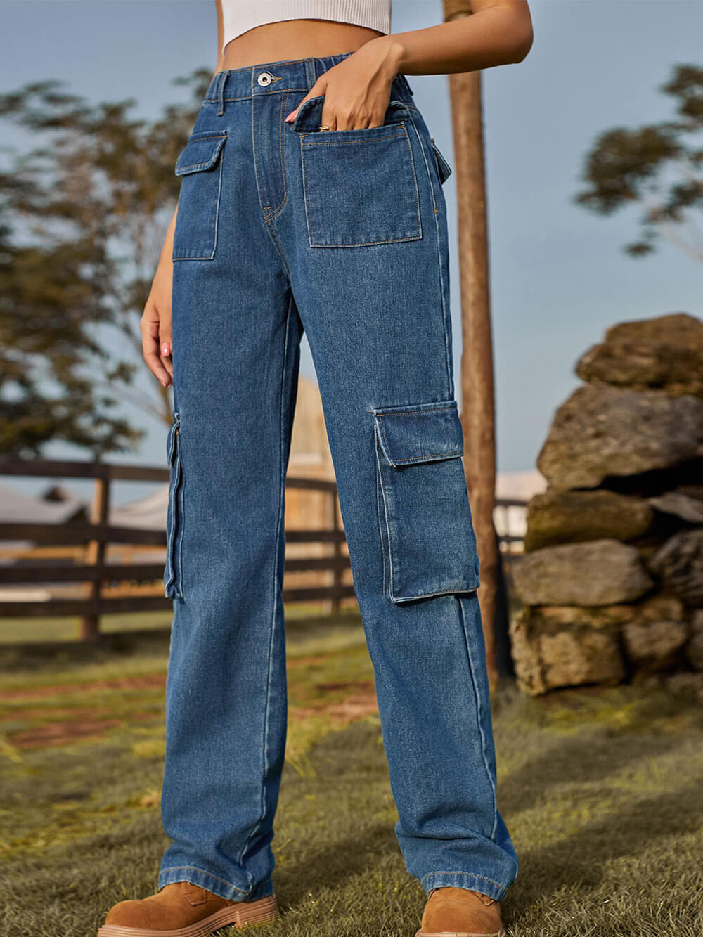 Vaqueros cargo de denim lavado con múltiples bolsillos