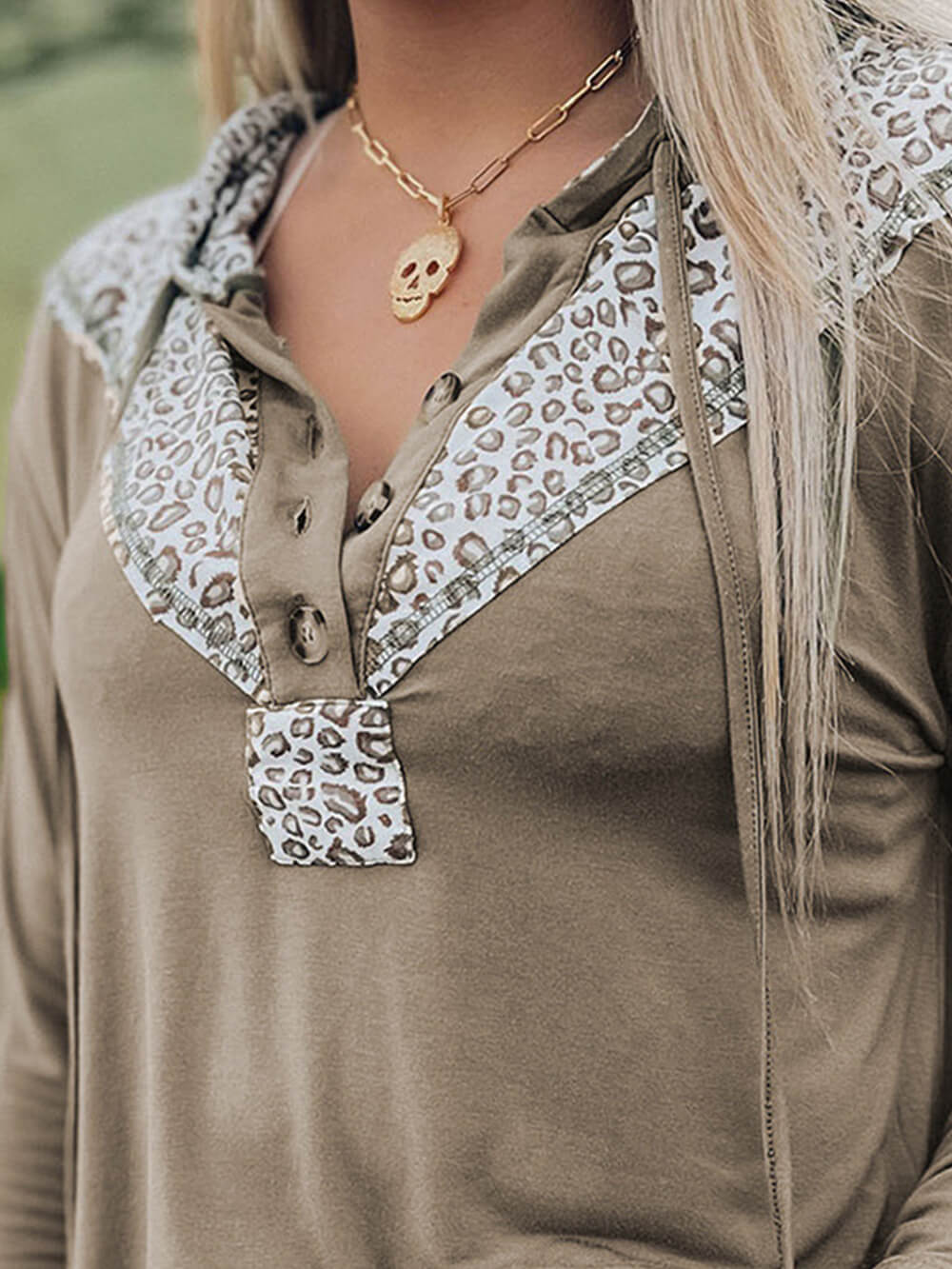 Sudadera con capucha y paneles con estampado de leopardo