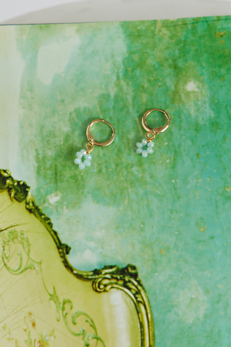 Aretes dulces de margaritas chapados en oro de 14 quilates, azul claro