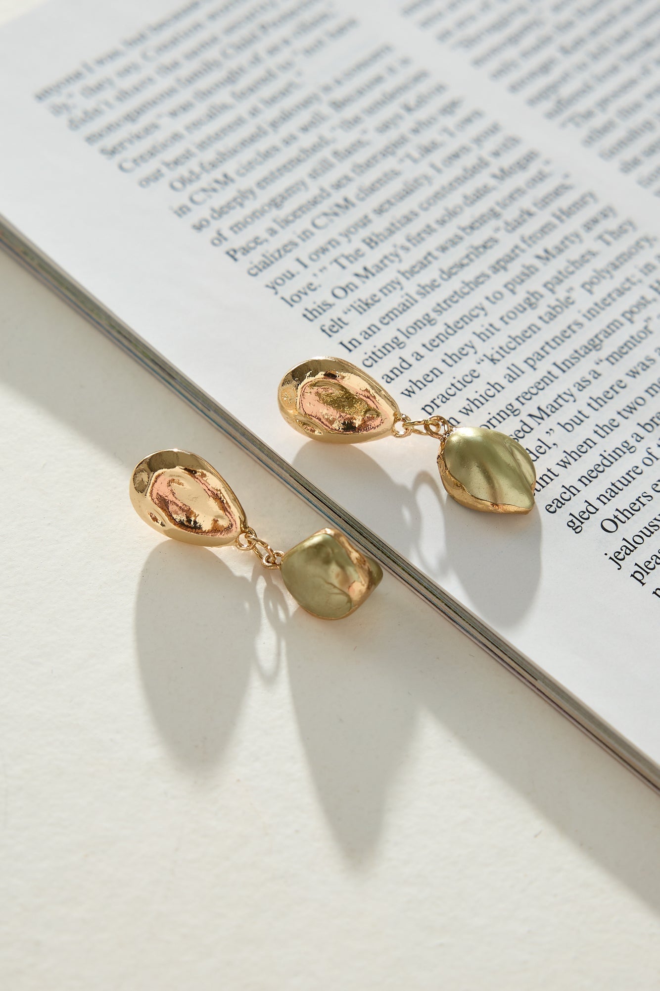 Pendientes Brillo Iridiscente Bañados En Oro De 18k Oro