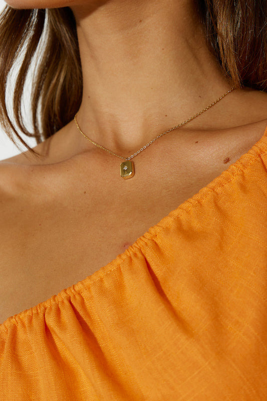 Collar Cartas Dibujadas Bañada en Oro 18K