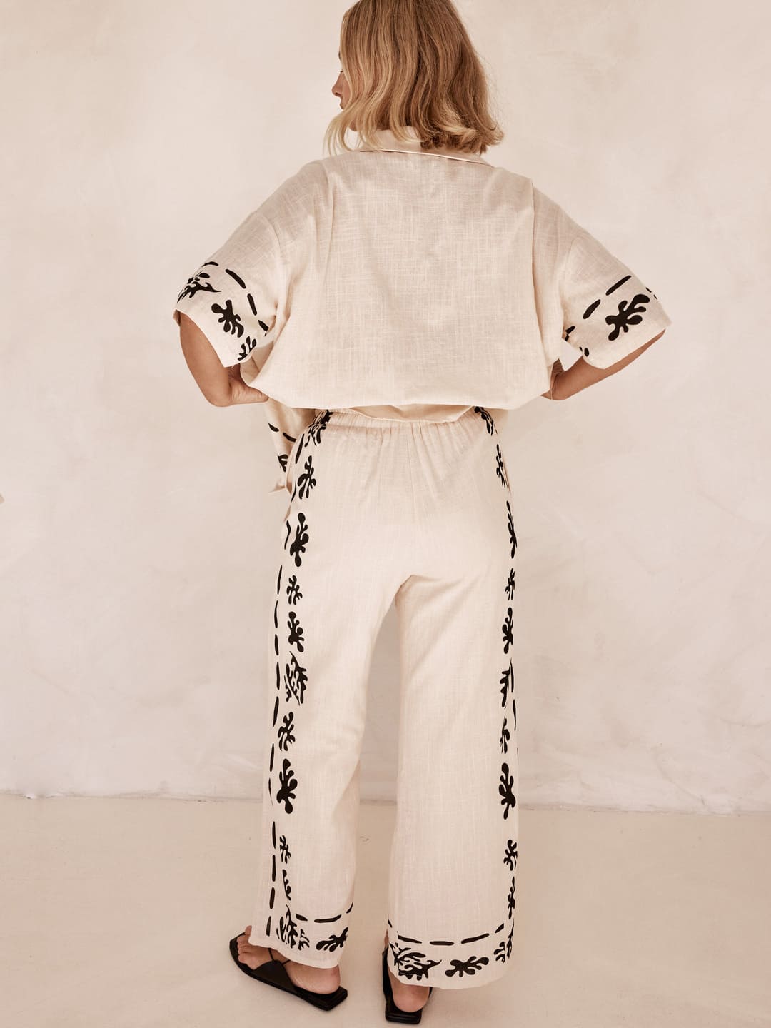 Conjunto de pantalón ancho color crema estampado negro