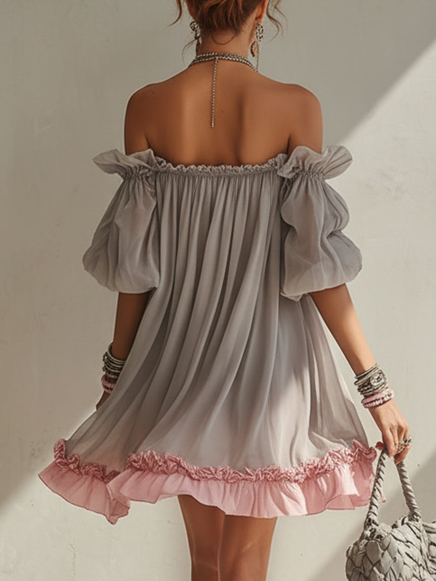 Vestido mini gris de gasa con hombros descubiertos y dobladillo rosa