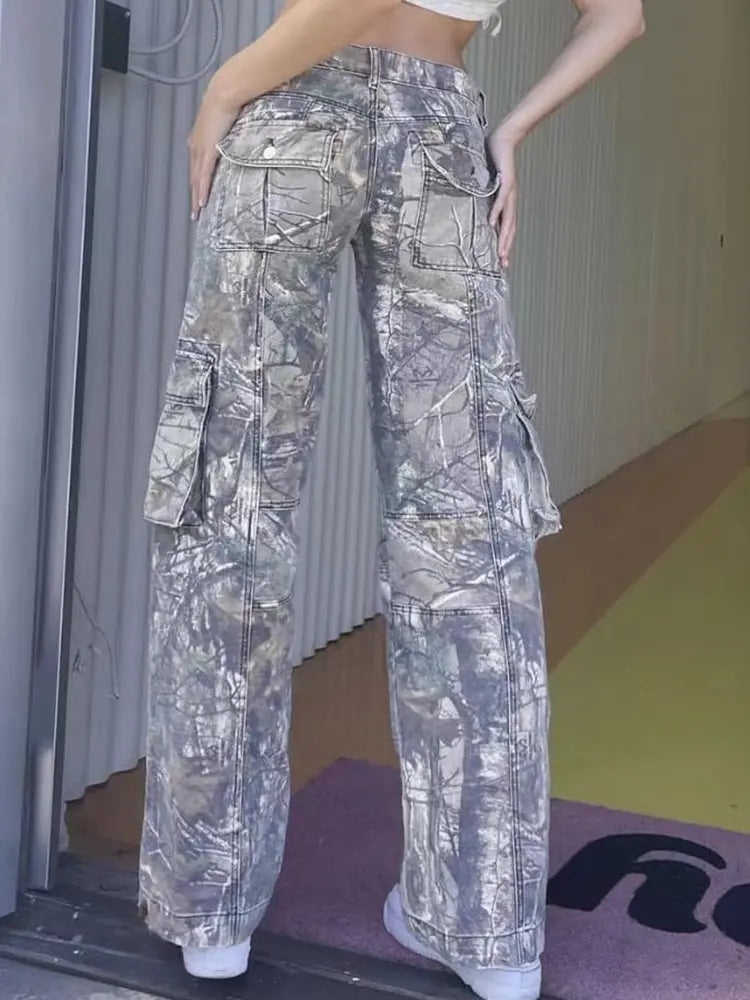 Pantalones cargo de cintura baja con camuflaje