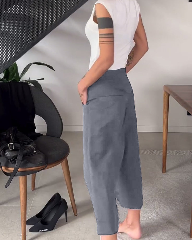 Pantalón casual liso de color único con corte asimétrico