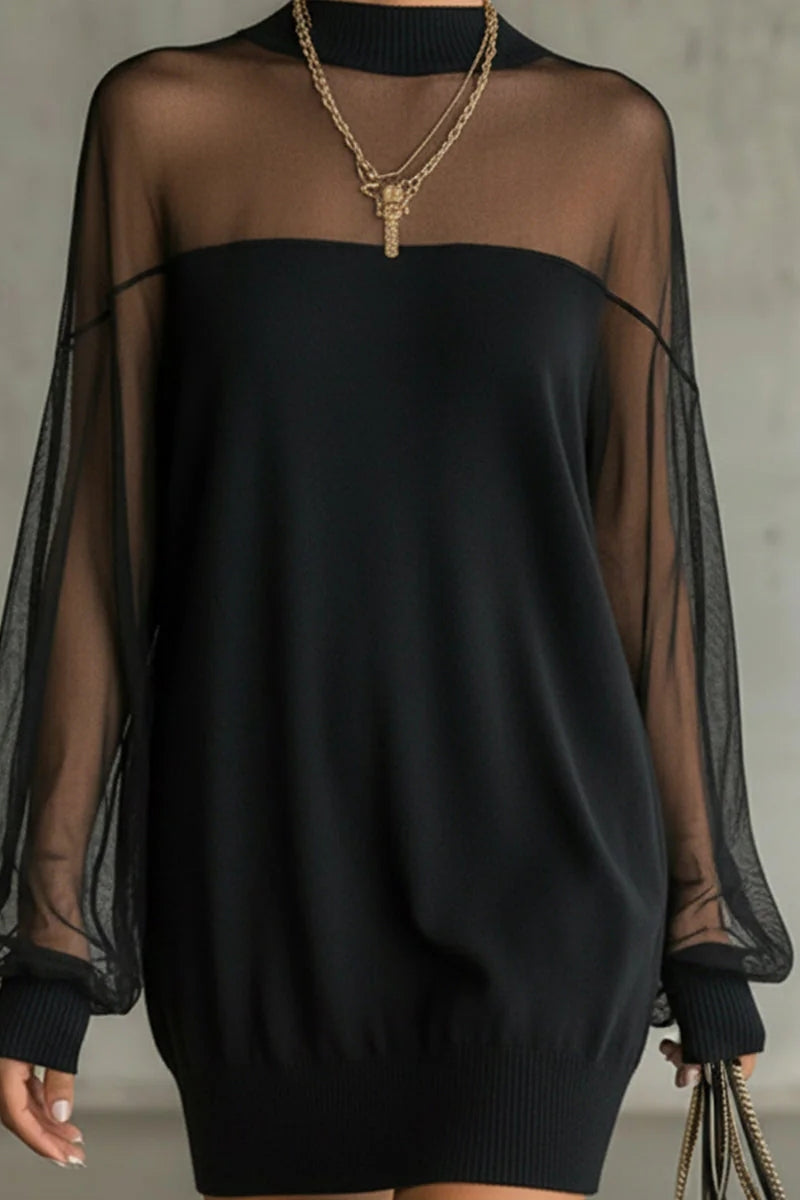 Vestido corto de cuello alto con mangas transparentes