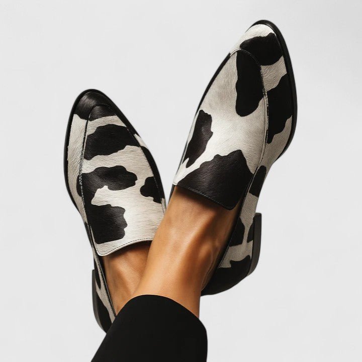 Guadalupe | Mocasín con estampado de vaca en blanco y negro