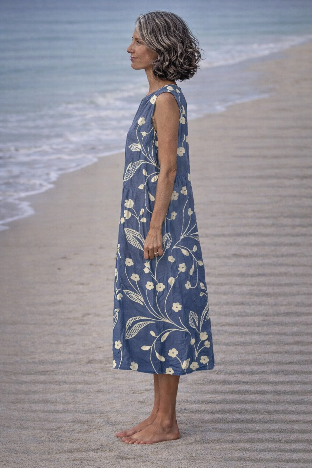 Estela | Vestido midi sin mangas con flores de inspiración vintage
