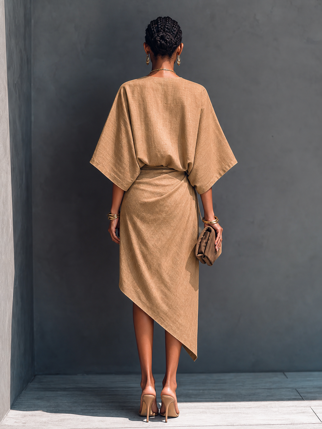 Vestido midi asimétrico drapeado minimalista