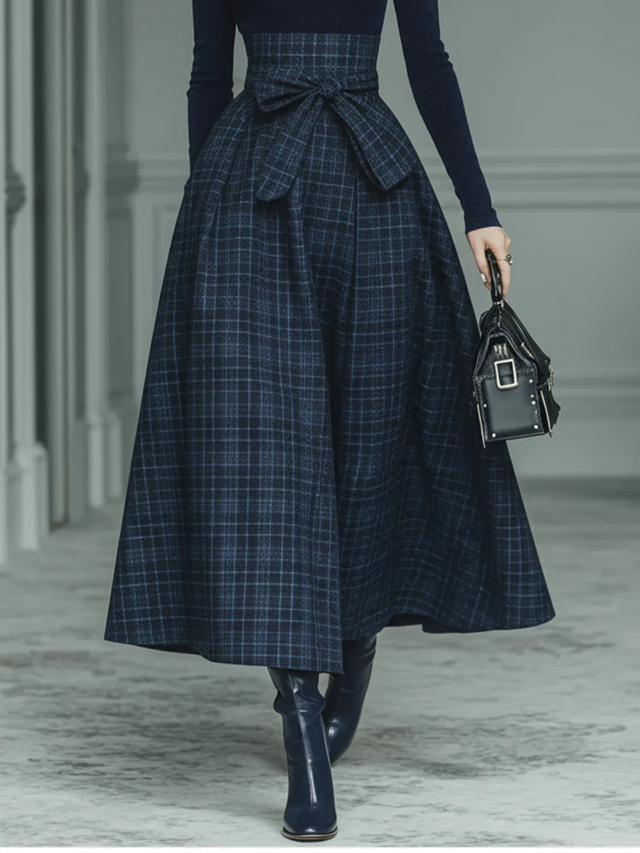 Conjunto de top ajustable de cuello alto azul oscuro y falda a cuadros