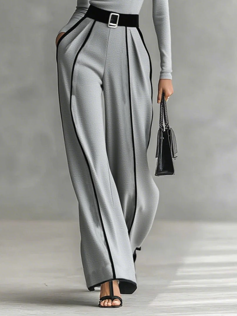Conjunto de top blanco de cuello alto con mangas largas, pantalones de pierna ancha y cinturón