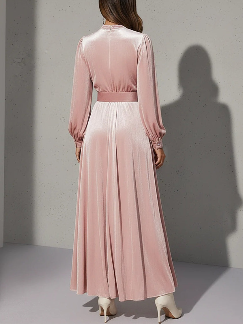Elegante vestido maxi de terciopelo rosa claro con escote en V