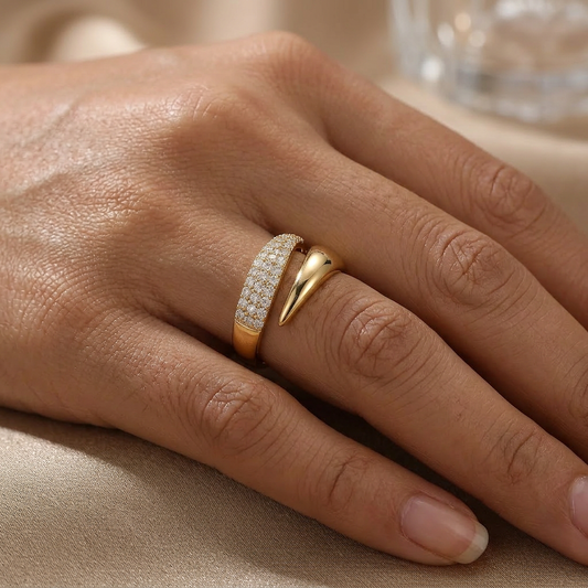 Abrazo Dorado - elegante anillo con cristales