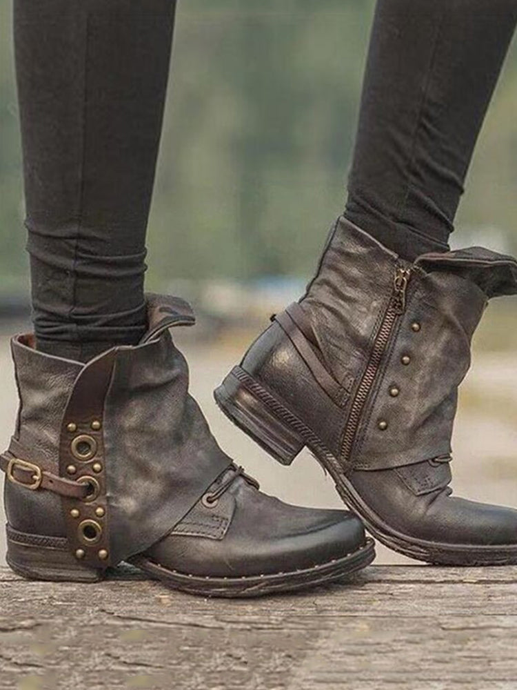 Botines vintage con hebilla, parche y tachuelas