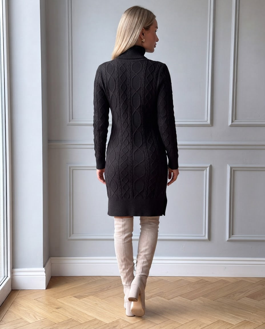 Vestido corto de punto trenzado con cuello alto