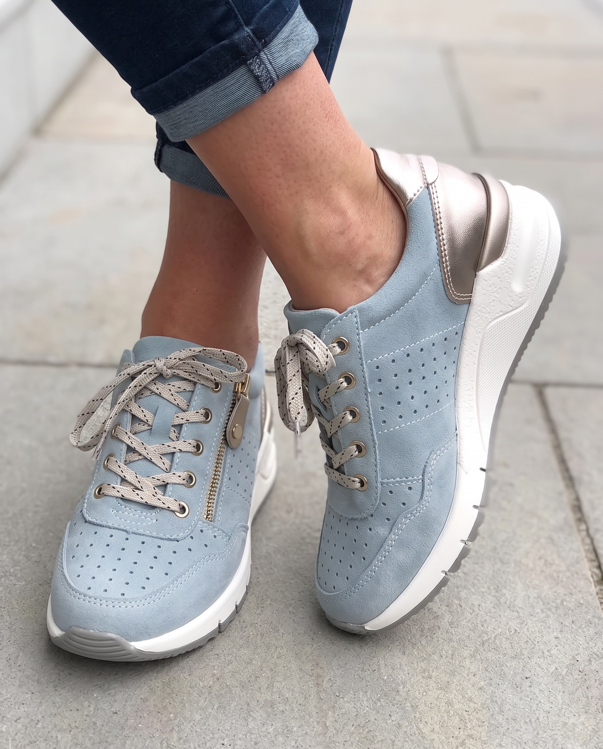 Zapatillas con cuña interna y cremallera