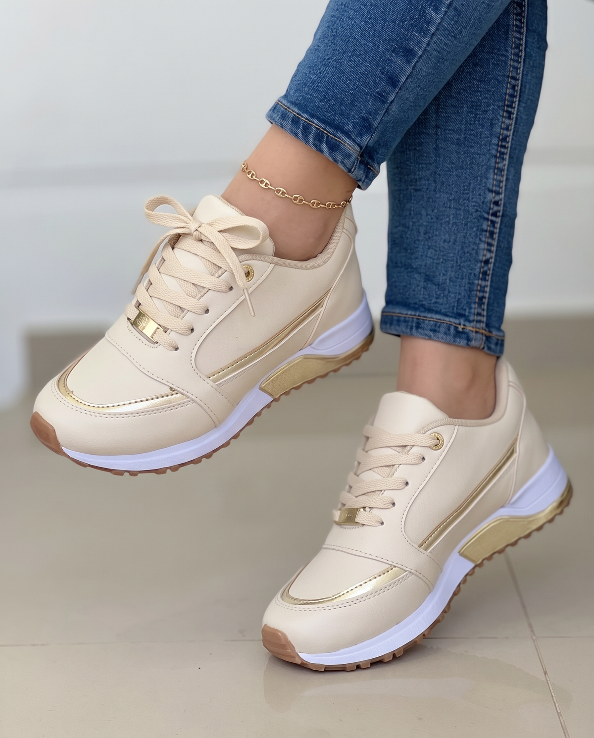 Zapatillas cómodas con perfil metalizado