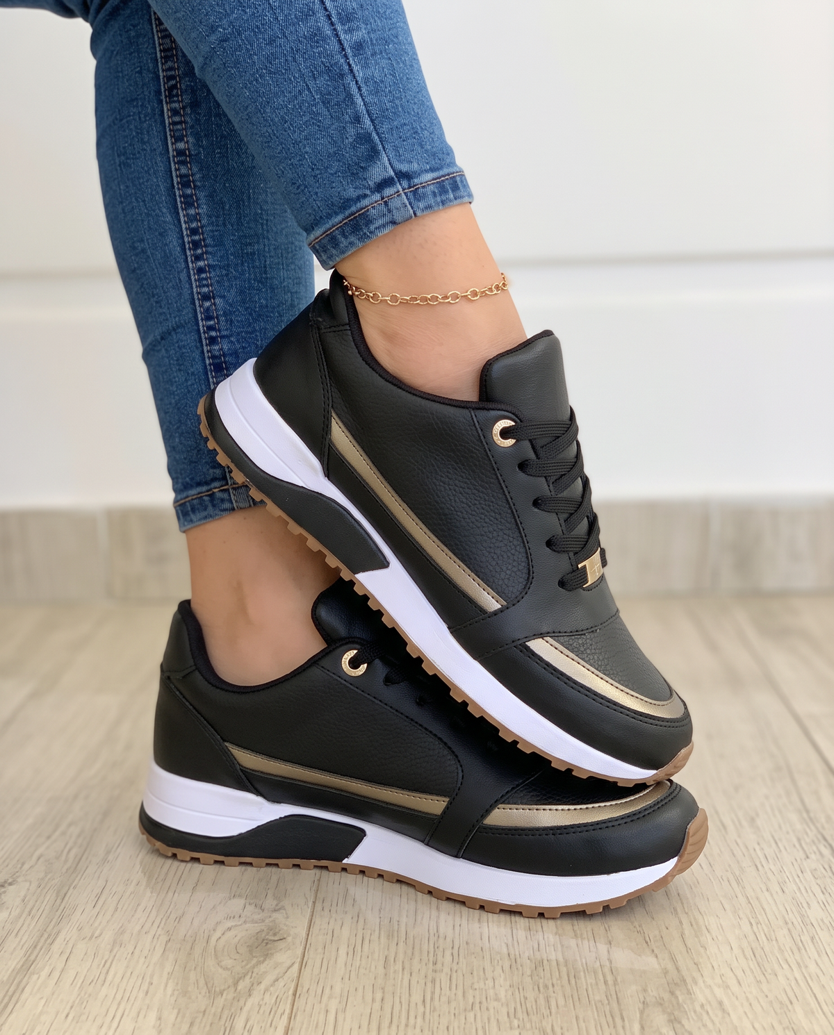 Zapatillas cómodas con perfil metalizado