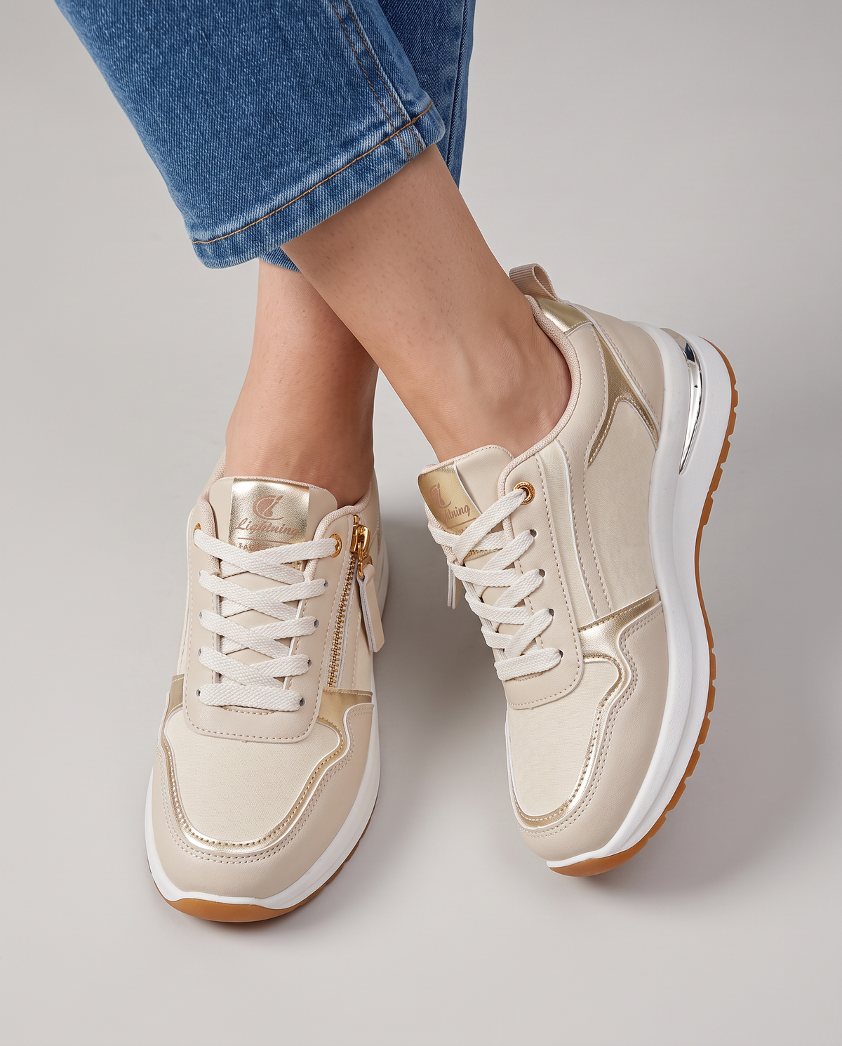 Zapatillas cómodas con cremallera y detalles metalizados