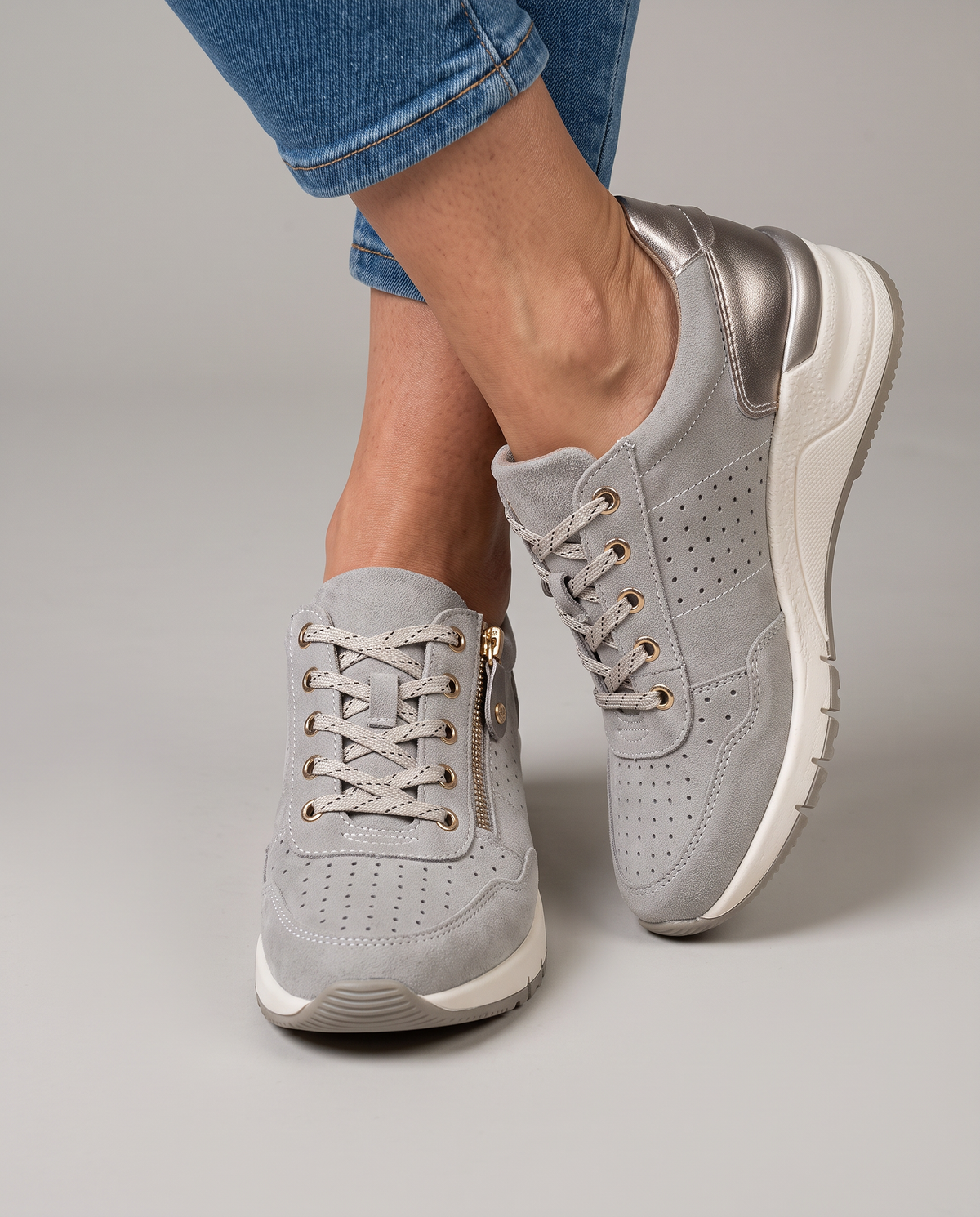Zapatillas con cuña interna y cremallera