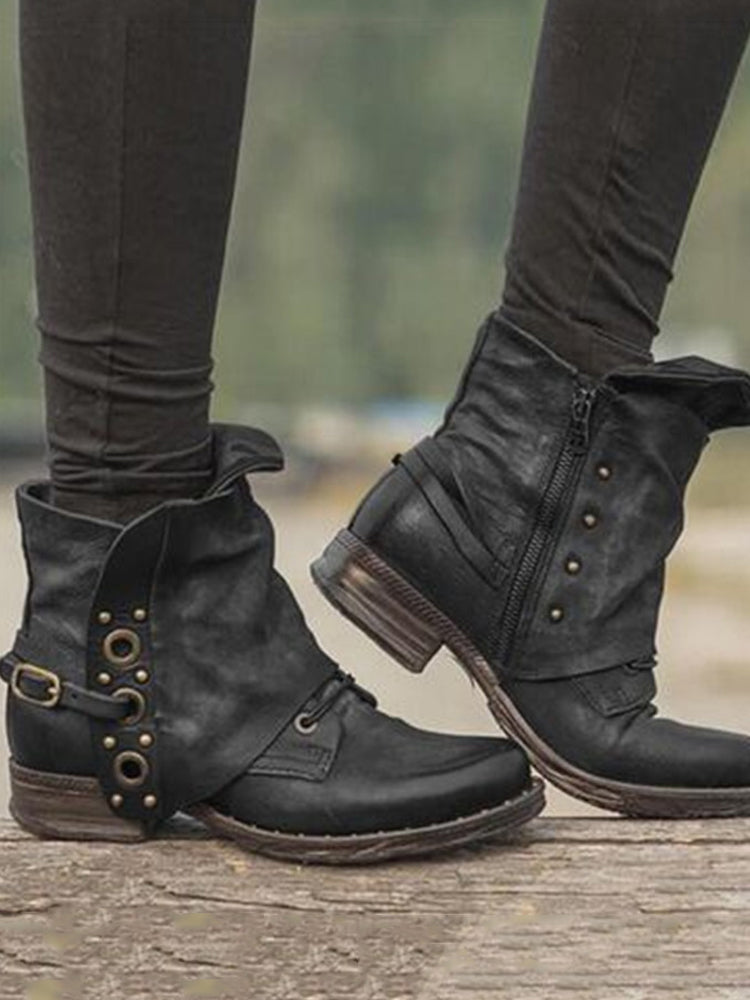Botines vintage con hebilla, parche y tachuelas