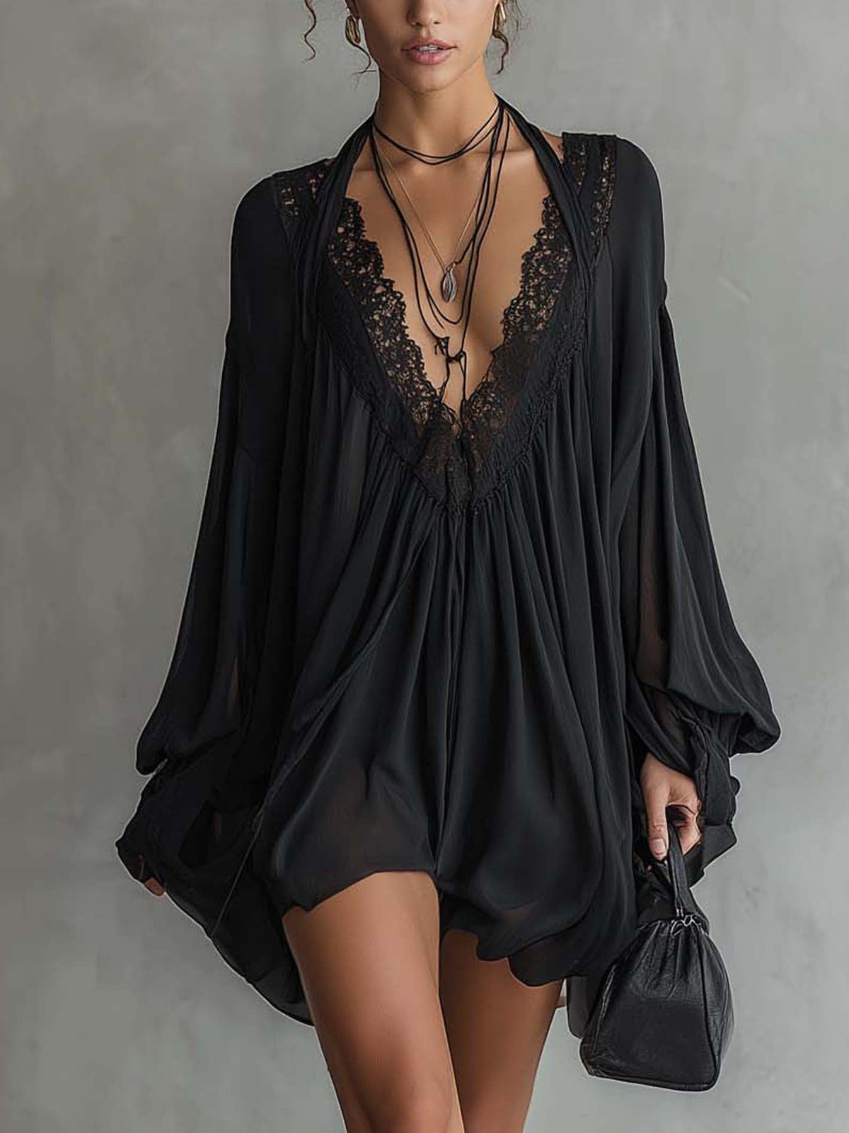 Vestido corto negro de encaje con espalda descubierta