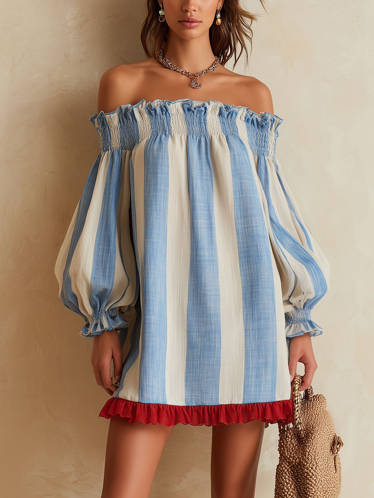 Vestido corto a rayas con dobladillo contrastante
