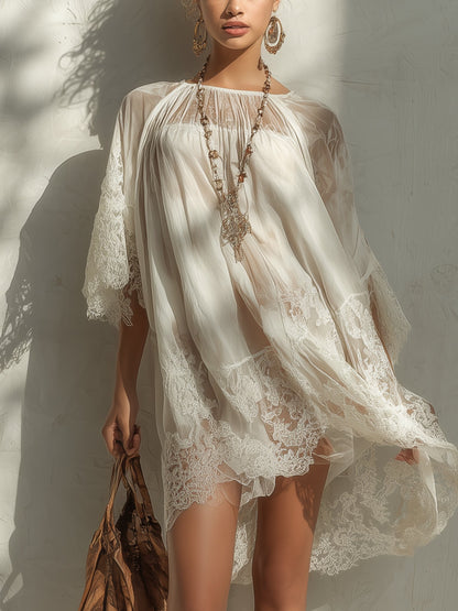 Vestido mini de gasa con paneles de encaje blanco