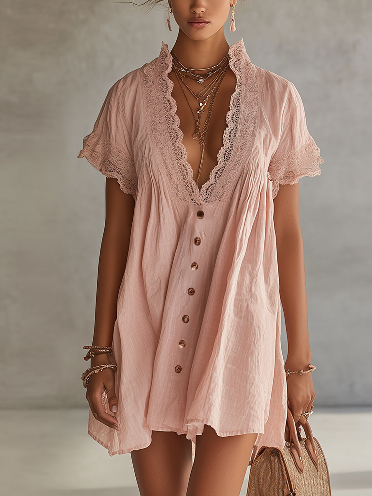 El vestido rosa de encaje con botones