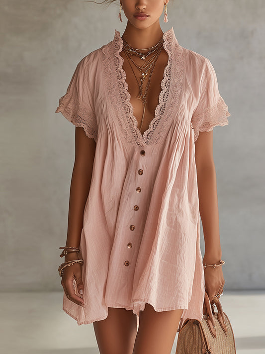 El vestido rosa de encaje con botones