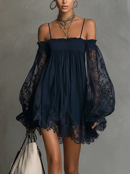 Vestido corto azul marino con encaje y hombros descubiertos