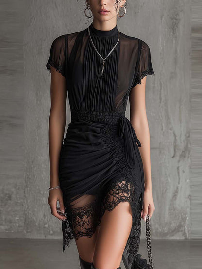 El vestido negro plisado de encaje