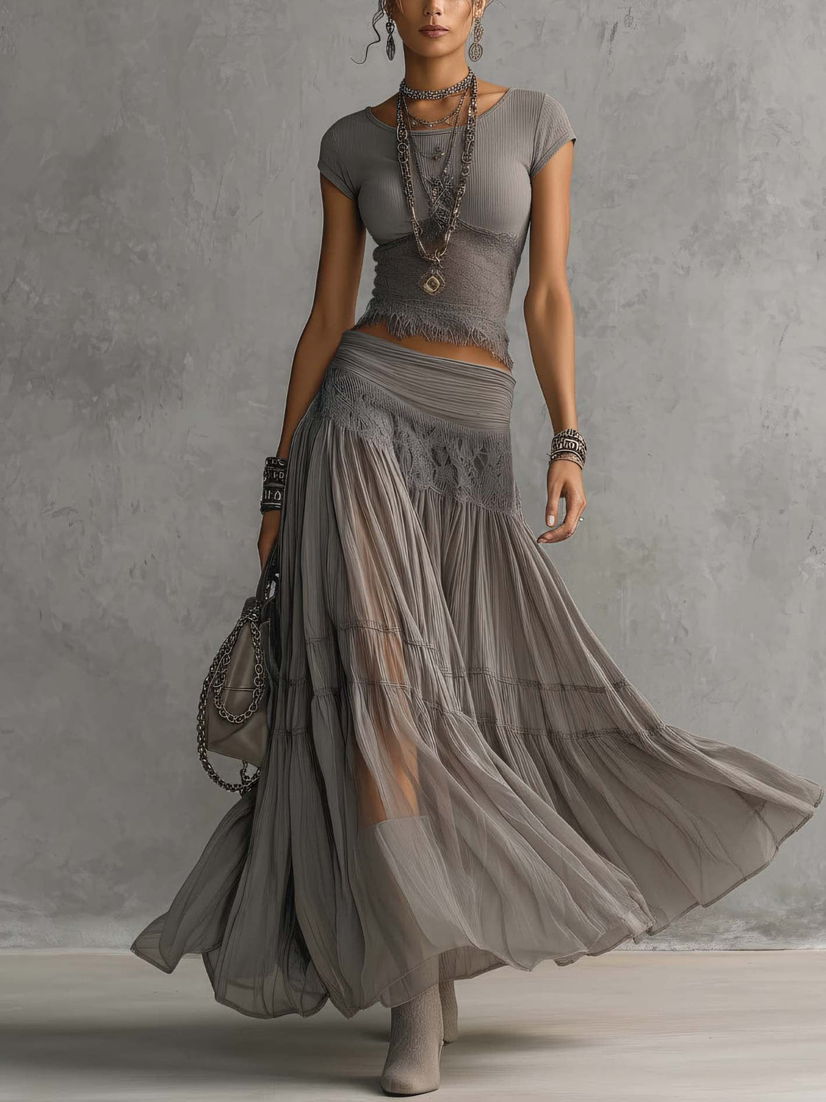 Conjunto de blusa gris con paneles de encaje y falda larga plisada