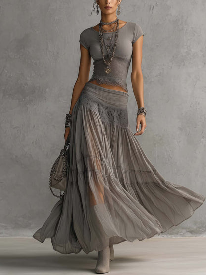 Conjunto de blusa gris con paneles de encaje y falda larga plisada