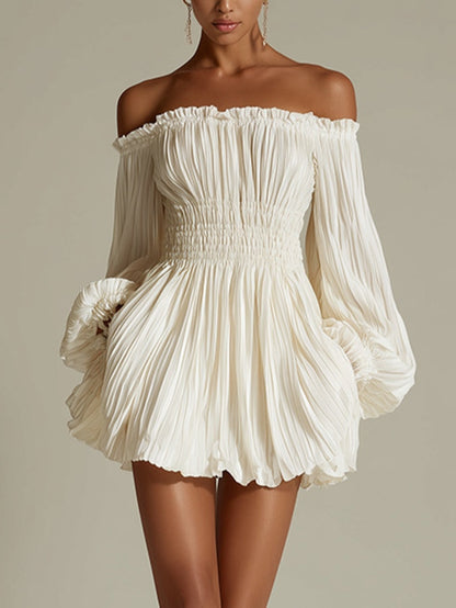 Vestido corto blanco con fruncido y hombros descubiertos