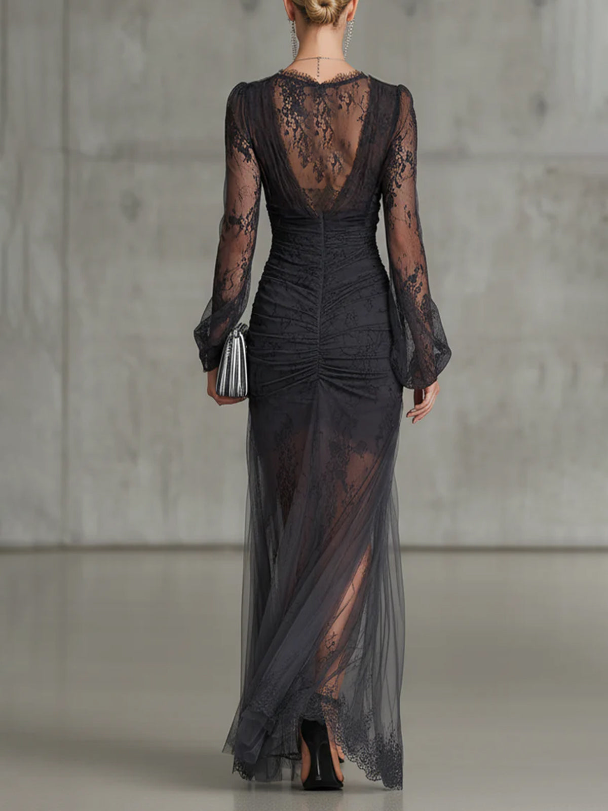 Vestido largo negro de encaje con fruncido, manga larga transparente y abertura