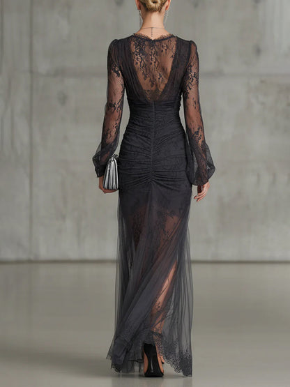Vestido largo negro de encaje con fruncido, manga larga transparente y abertura