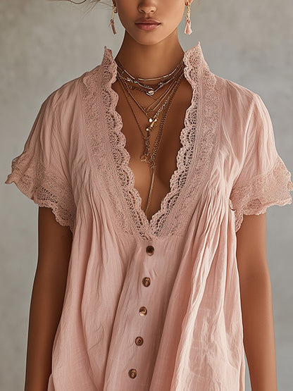 El vestido rosa de encaje con botones