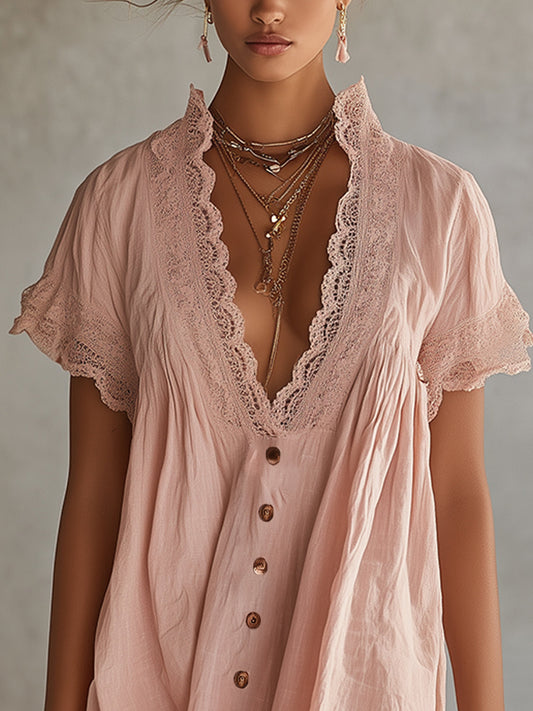 El vestido rosa de encaje con botones