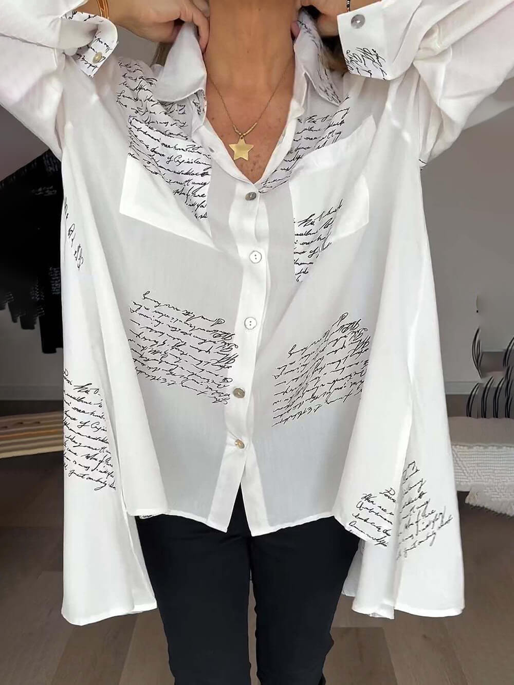 Camisa holgada alta-baja con estampado de letras simples