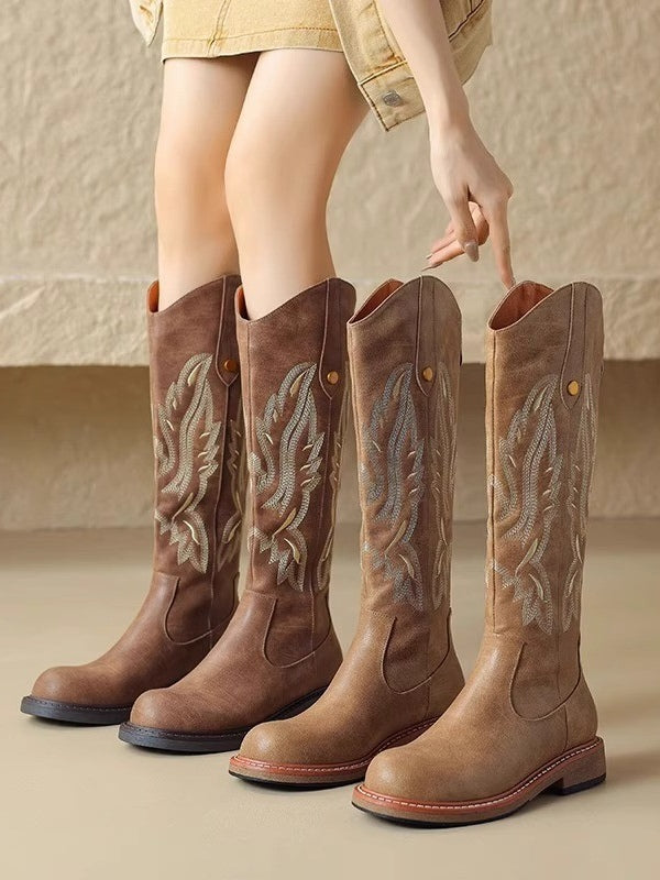 Botas largas marrones con cremallera trasera bordada
