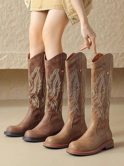 Botas largas marrones con cremallera trasera bordada